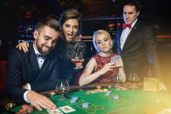 jucatori fericiti in cazinou (shutterstock.com)