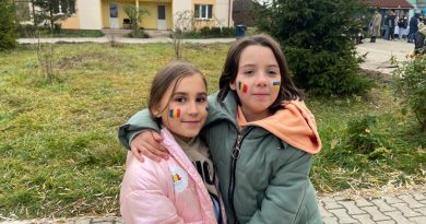 Românii și ucrainenii s-au prins, mână în mână, în hora dedicată Zilei Naționale a României